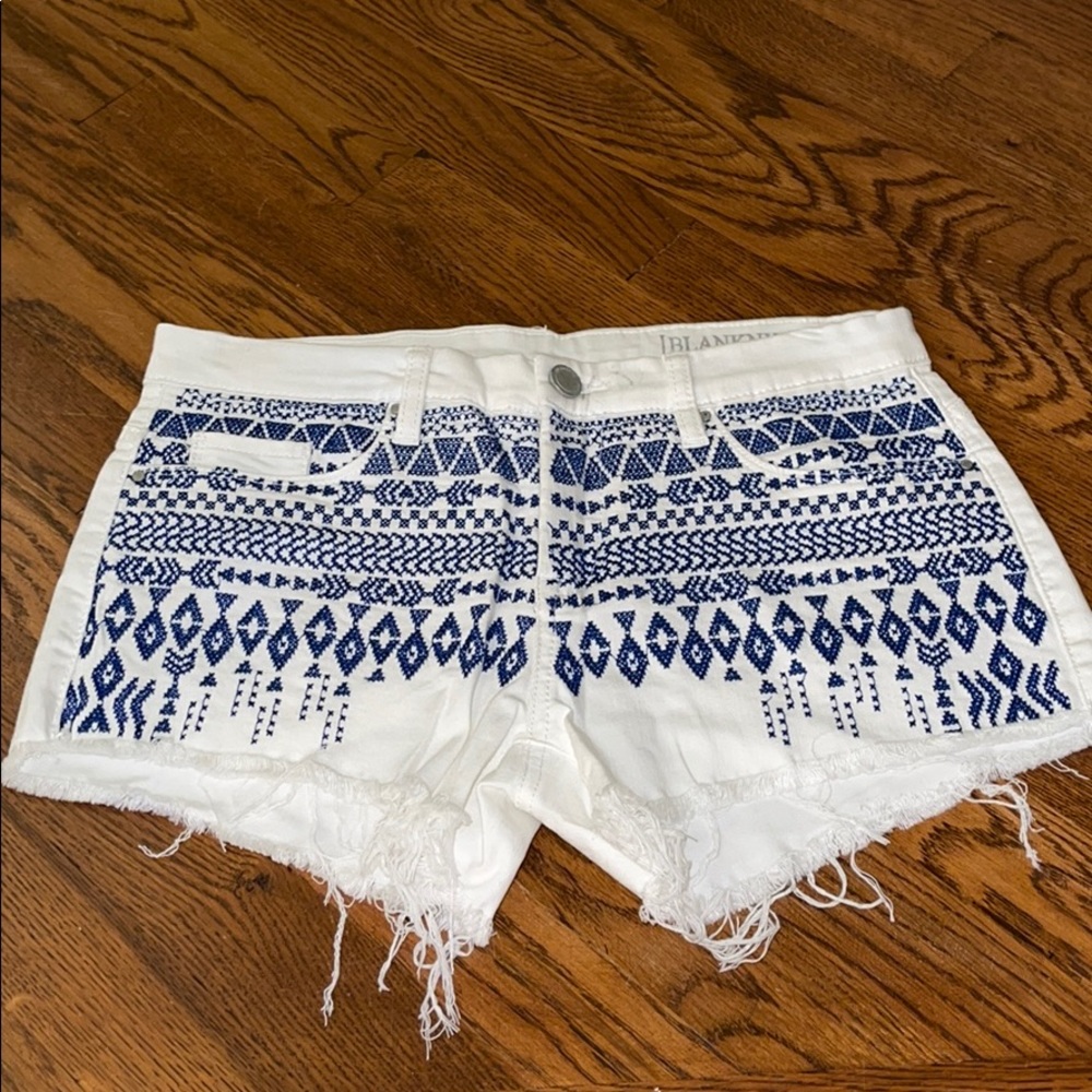 BlankNYC white denim shorts with blue pattern